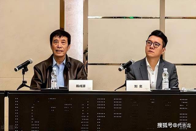 据伦敦标准晚报报道，切尔西将于明年做出有关蒂亚戈-席尔瓦未来的决定，因为他的合同将在六月到期。